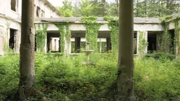 Tskaltubo, Georgia'da terk edilmiş binada yürüyüş — Stok video