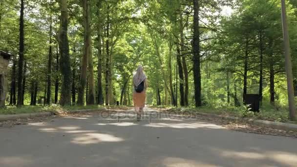 Женщина гуляет в парке, Цальтубо, Грузия — стоковое видео