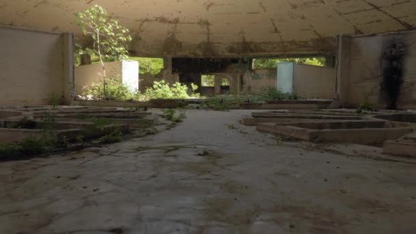 Chodzenie w opuszczonym budynku w Tskaltubo, Gruzja — Wideo stockowe