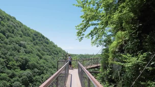 A jovem caminha no convés de observação. Okatse Canyon, perto de Kutaisi, Geórgia — Vídeo de Stock