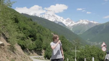 Kız dağlarda - mt. dır, Gürcistan