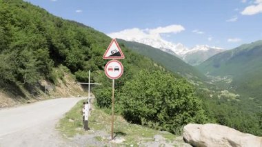 Trafik işaretleri dağlarda - mt. dır, Gürcistan