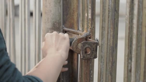 Дівчина відкриває металеві ворота, Грузія — стокове відео