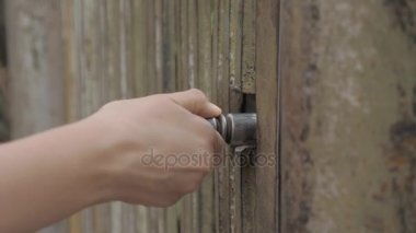 Kız bir metal geçit Georgia açar.