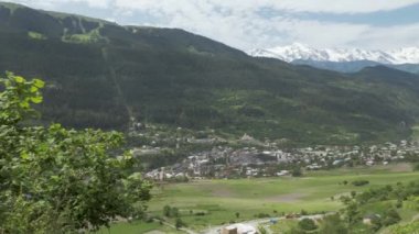 Panaramic görünümüne şehir Mestia dağlardan, Georgia