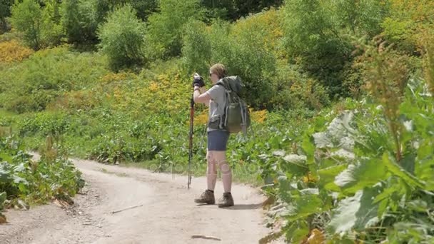 Youn donna scatta una foto in montagna - Mestia, Georgia — Video Stock