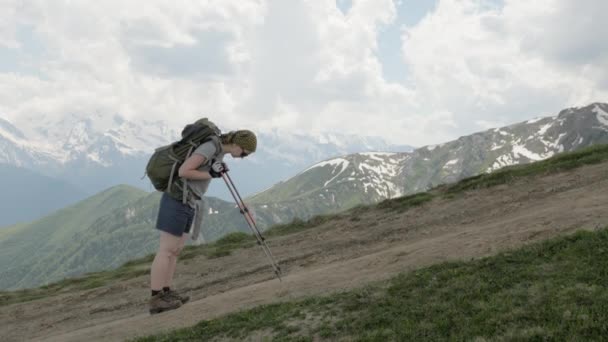 Menina está muito cansada nas montanhas - área de lagos Koruldi, Mestia, Geórgia — Vídeo de Stock