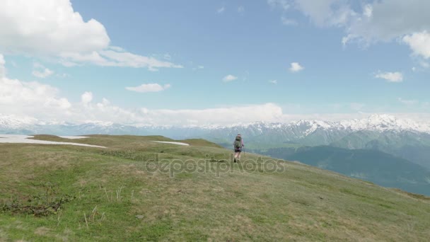 Flicka vandringar i fjällen - Koruldi sjöar området, Mestia, Georgien — Stockvideo