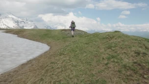 Caminatas de chicas en las montañas - área de los lagos Koruldi, Mestia, Georgia — Vídeo de stock