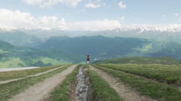 Lány túrák a hegyekben - Koruldi tavak területe, Mestia, Grúzia — Stock videók