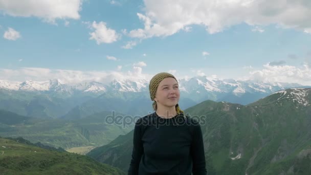Menina sorri nas montanhas - área de lagos Koruldi, Mestia, Geórgia — Vídeo de Stock