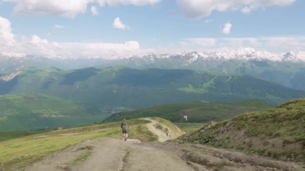 Caminhadas de meninas nas montanhas - área de lagos Koruldi, Mestia, Geórgia — Vídeo de Stock