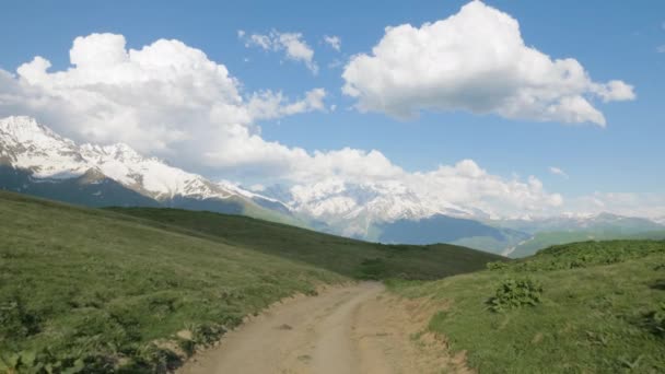 Carretera en las montañas - área de los lagos Koruldi, Mestia, Georgia — Vídeos de Stock