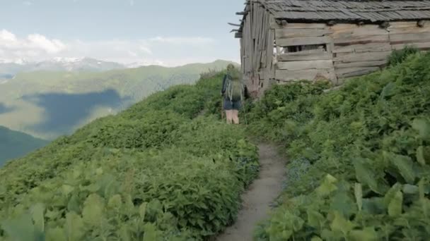 Mädchen wandern in den Bergen - Koruldi-Seengebiet, Mestia, Georgien — Stockvideo