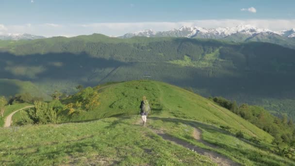 Caminatas de chicas en las montañas - área de los lagos Koruldi, Mestia, Georgia — Vídeos de Stock