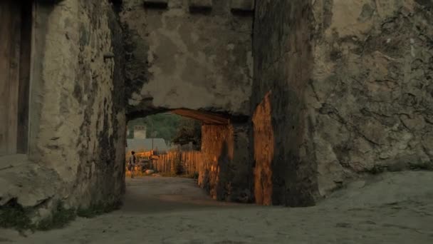 Arco en la ciudad nocturna - Mestia, Georgia — Vídeos de Stock