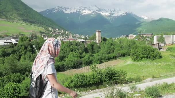 Kız yürüyor Mestia, Gürcistan — Stok video