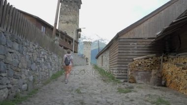 Eski şehirde Mestia, Gürcistan kız yürüyor