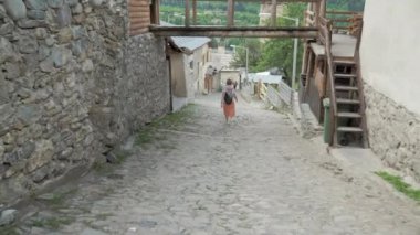 Eski şehirde Mestia, Gürcistan kız yürüyor