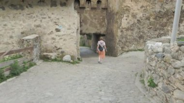 Eski şehirde Mestia, Gürcistan kız yürüyor