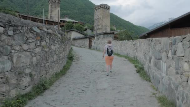 Lány séta a régi város Mestia, Grúzia — Stock videók
