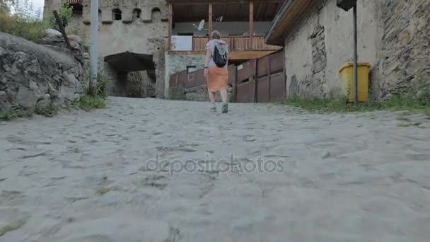 Κορίτσι βόλτες στην παλιά πόλη Μέστια, γεωργία — Αρχείο Βίντεο