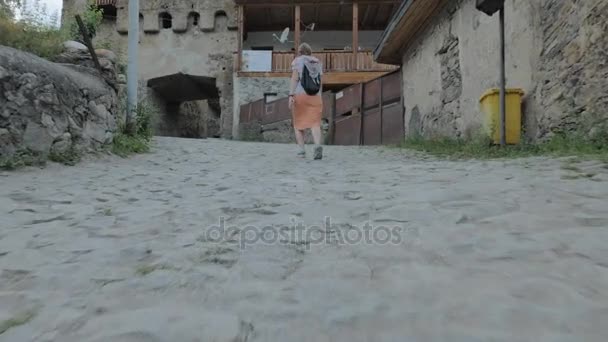 Girl walks in the old city Mestia, Georgia — Stock Video