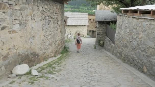 Девушка гуляет по старому городу Местиа, Джорджия — стоковое видео