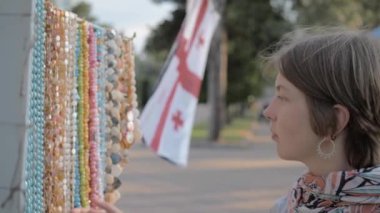 Güzel kız Batume, Gürcistan'ın parkta boncuk bakarak