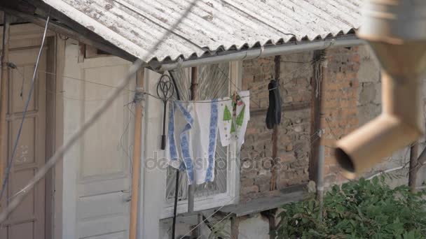 Lavandería lavada cuelga de una cuerda, Georgia — Vídeos de Stock