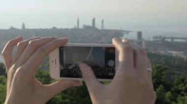 Genç kız bir resim üzerinde siyah görmek, Batum şehir Georgia alır.