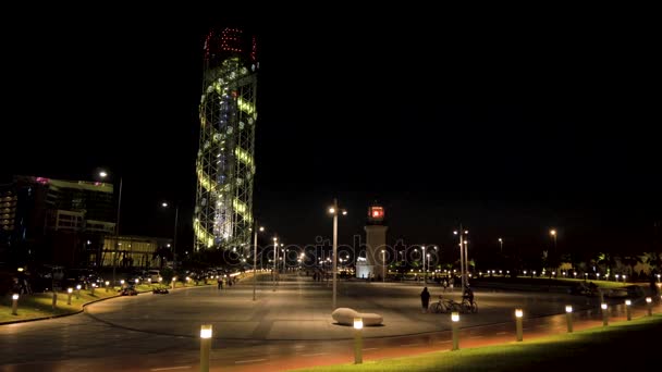 Torre alfabetica di notte in città Batumi, Georgia — Video Stock