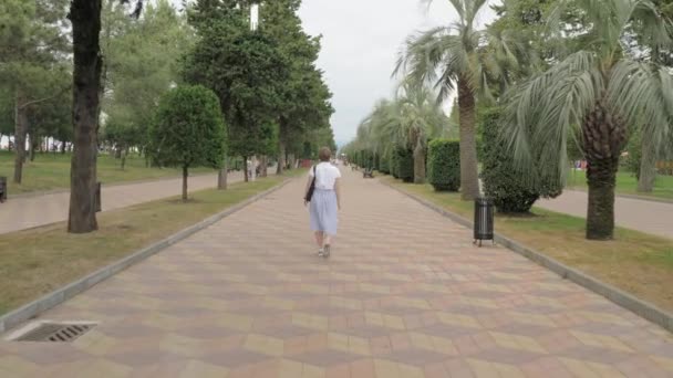 Bella ragazza che cammina nel parco del resort. Batumi città, Georgia — Video Stock