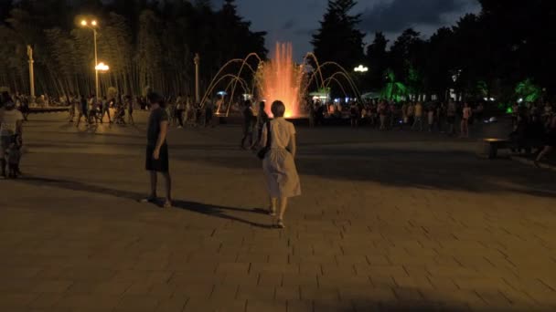 Vacker flicka vandrar i parken på resort. Batumi city, Georgien — Stockvideo