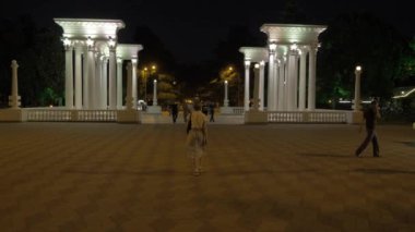 Güzel kız resort Park'ta yürüyordunuz. Batum şehir, Georgia