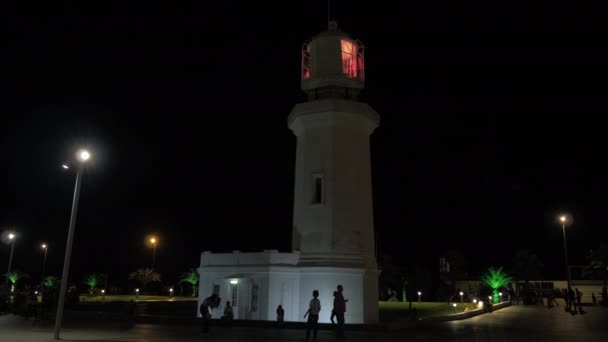 Φάρος τη νύχτα στην πόλη Μπατούμι, γεωργία — Αρχείο Βίντεο