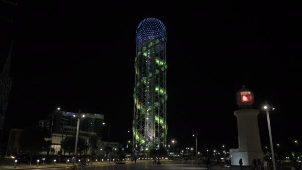 Torre alfabética por la noche en la ciudad Batumi, Georgia — Vídeo de stock