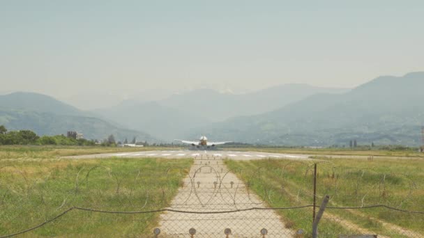 Atterraggio aereo sulle montagne della città di Batumi, Georgia — Video Stock