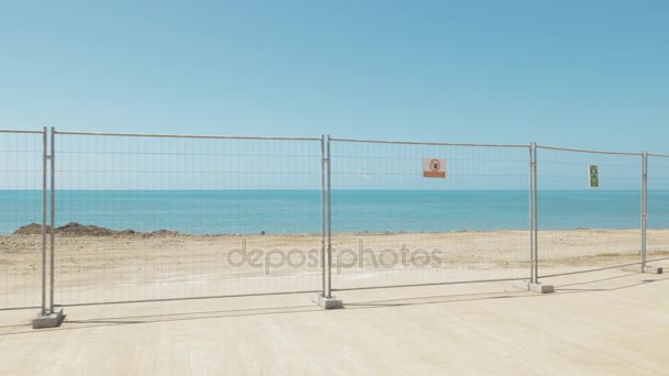 A strand mögött egy fém kerítés. Batumi, Georgia — Stock videók