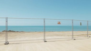 Beach bir metal çit arkasında. Batum, Gürcistan
