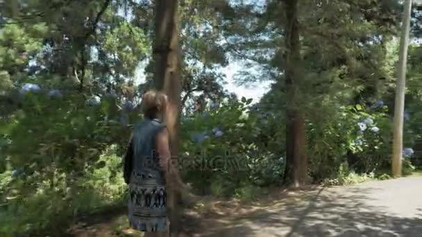 Jong meisje wandelen in tropische botanische tuin. Batumi, Georgië — Stockvideo