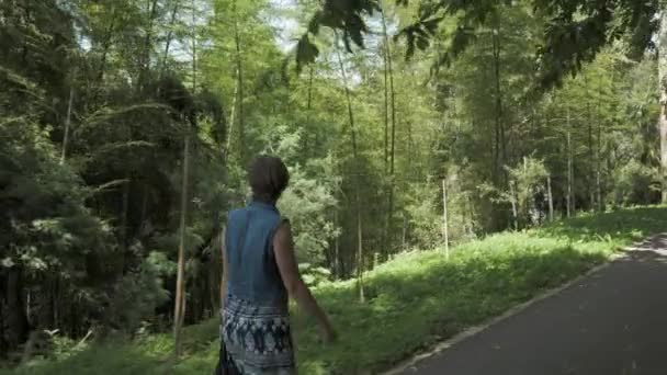 熱帯植物園で歩く少女。バトゥミ、グルジア — ストック動画