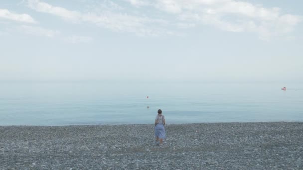 Junges mädchen geht am strand zum schwarzen meer - georgien — Stockvideo
