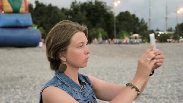 Giovane ragazza fare selfie sulla spiaggia - Georgia — Video Stock