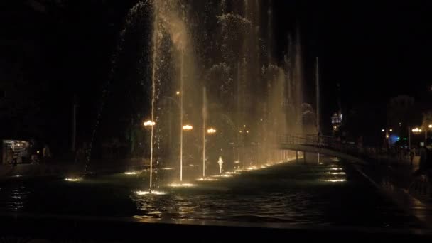 Fuente en la noche - Georgia — Vídeo de stock