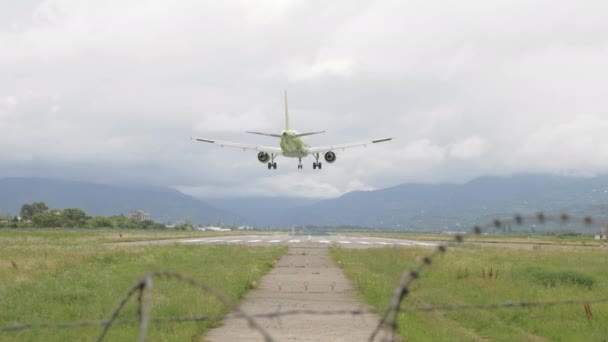 Samolot do lądowania na lotnisko w górach - Georgia — Wideo stockowe