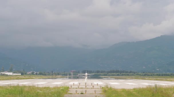 Vliegtuig vertrekt vanaf de luchthaven van bergen - Georgië — Stockvideo