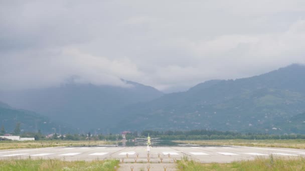 Flygplan som lyfter från flygplatsen i bergen - Georgien — Stockvideo