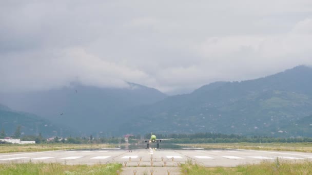 Samolot startuje z lotniska w górach - Georgia — Wideo stockowe