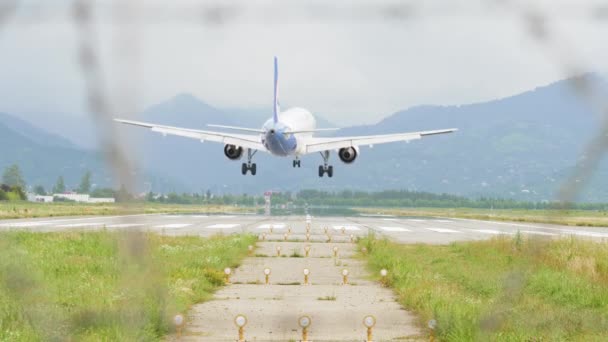 Αεροπλάνο προσγειώνεται στο αεροδρόμιο στα βουνά - ΓΕΩΡΓΙΑ — Αρχείο Βίντεο